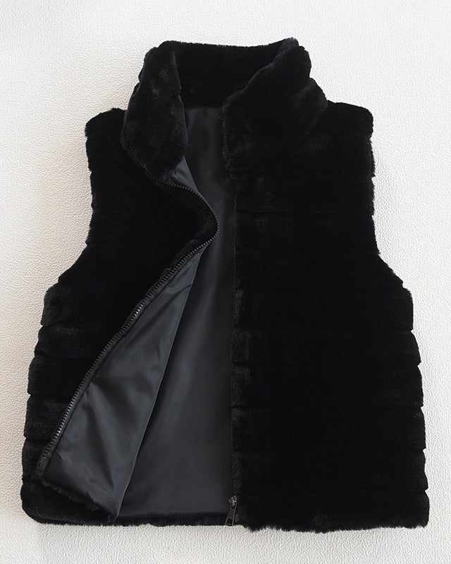 Quilted vest made of faux fur for women